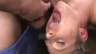 Deux femmes très chaudes qui adorent le foutre