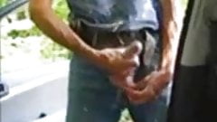 WF99 – Spanner wichst am Auto – Paar schaut zu