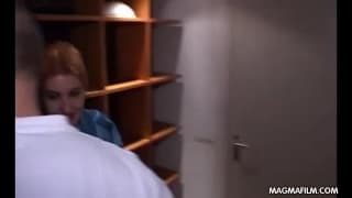 Cette rousse se prend son poing dans la chatte