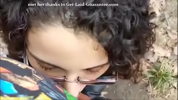 Namorada não aguentou o tesão e chupou no parque até ganhar leitinho