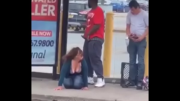 Negão abusa da bêbada na rua e goza feito cavalo