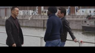 Oh, oh, une double pénétration pour cette brune