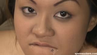 Une asiatique va ingurgiter du sperme épais