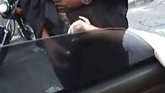 2 filles branlent des inconnus, en pleine rue…