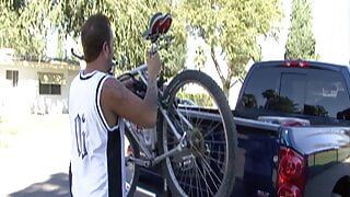 Im Spagat fickt die Blonde