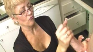 Mature stepmom wanks stepson till bukkake